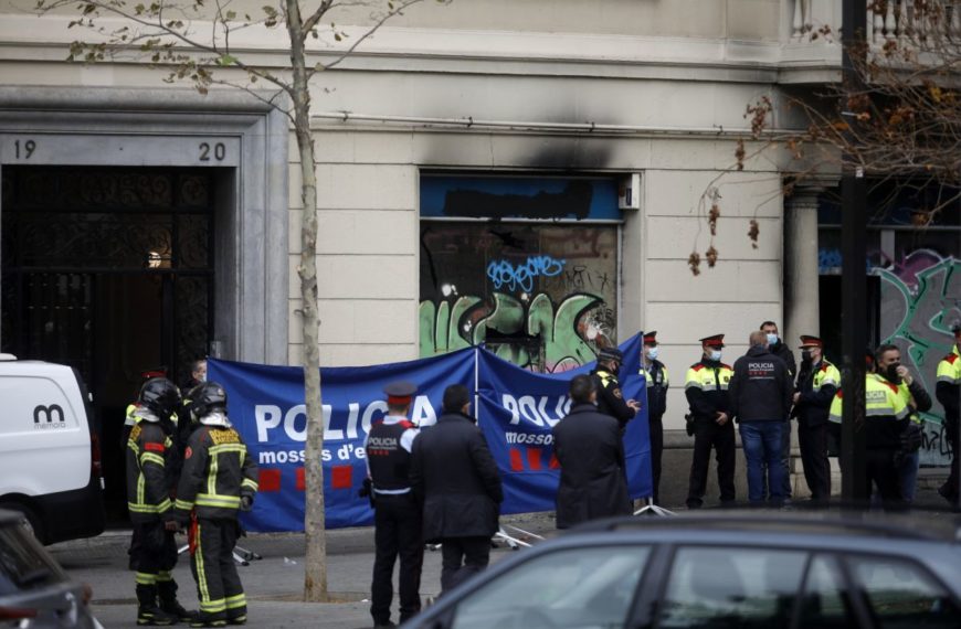 Cuatro personas, entre ellos un bebé, murieron en un incendio en un local comercial en Barcelona